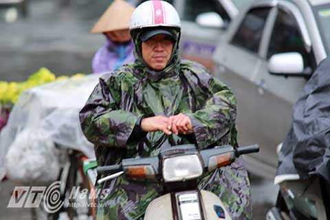 Những cơn mưa rả rích kéo dài cùng nền nhiệt độ thấp khiến người dân càng cảm thấy tê buốt hơn.