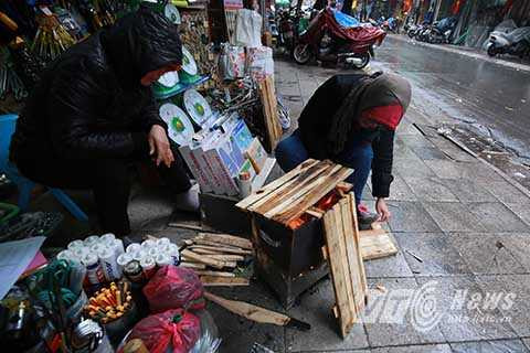 Đốt lửa sưởi ấm là cách được nhiều người lựa chọn để xua tan đi cái giá lạnh khắc nghiệt của mùa đông miền Bắc