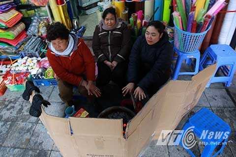 Hay sáng tạo hơn, nhiều người còn kết hợp cả sưởi lửa và quây những tấm bìa các tông để chắn mưa, gió.