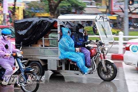 Khăn quàng, mũ len, găng tay, áo phao và ô là những vật dụng không thể thiếu trong những ngày mưa phùn gió bấc.