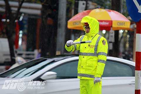 Có mặt từ sáng sớm tại các chốt giao thông quan trọng, lực lượng Cảnh sát giao thông thường xuyên phải có mặt ở ngoài trời bất kể thời tiết mưa rét hay nắng nóng.