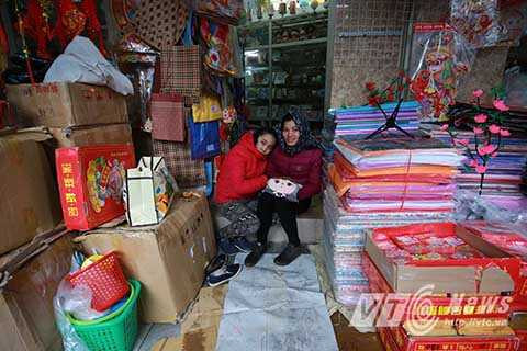 Trời rét, người dân ngại ra đường, sức mua giảm, những cửa hàng trên phố Hàng Mã đều có chung một tình cảnh là tình trạng ế ẩm trong những ngày mưa rét.