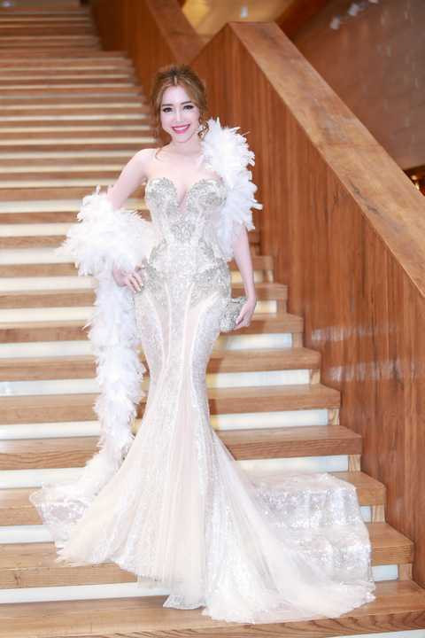 Vừa qua, người đẹp Elly Trần tiếp tục trở thành tâm điểm của sự kiện với vẻ ngoài kiêu sa. Cô diện một bộ váy đuôi cá lộng lẫy do nhà thiết kế Phạm Đặng Anh Thư thực hiện riêng.