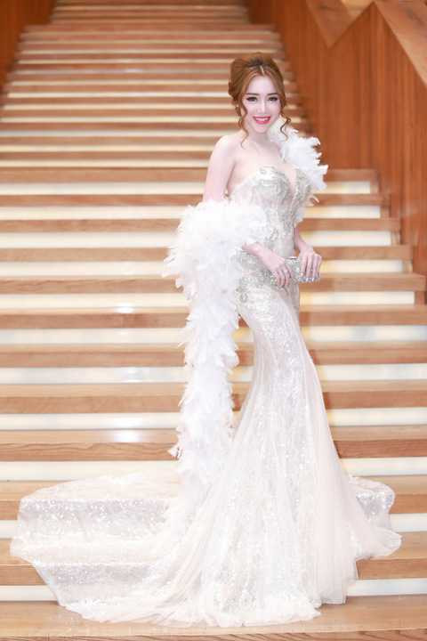 Ngoài trang phục, Elly Trần cũng chăm chút trang điểm khi kẻ viền dày ở đuôi mắt và lớp phần nền nhẹ nhàng. Son môi màu hồng đậm trở thành điểm nhấn trên gương mặt.