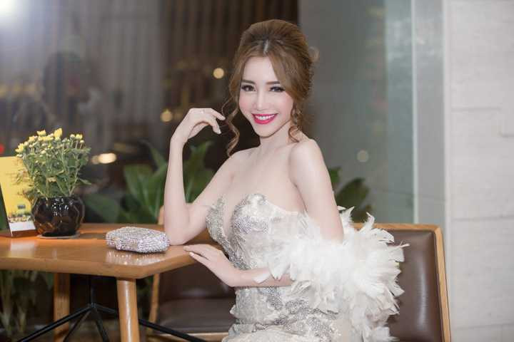 Riêng mái tóc búi cao kết hợp những lọn tóc uốn đều nhau, cuộn nhấp nhô đem lại cho Elly Trần nét lãng mạn, duyên dáng. Ngoài ra, cô lựa chọn thêm clutch ánh kim ton-sur-ton cho tổng thể trang phục thêm hài hoà.