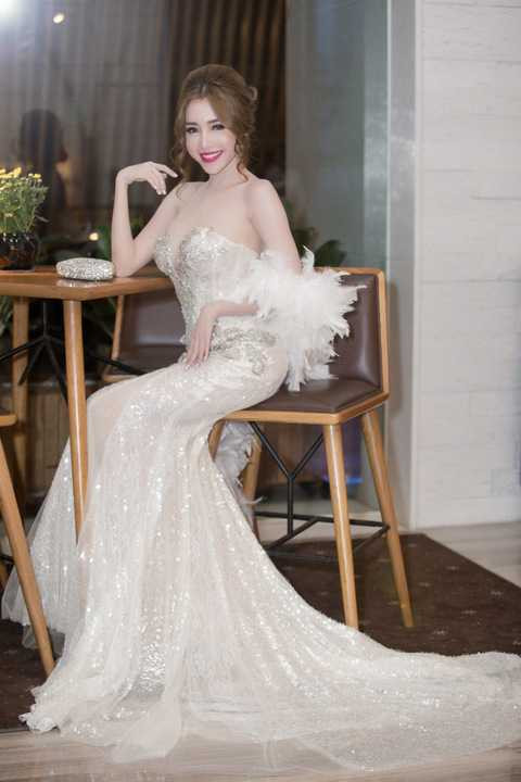 Người đẹp bày tỏ Tết năm nay cô sẽ dành trọn thời gian chăm sóc hai thiên thần nhỏ của mình là bé Cadie Mộc Trà và bé Alfie Túc Mạch. Ngoài ra, cô muốn tự tay thực hiện những món ăn truyền thống dân tộc để đón một mùa Xuân an lành, hạnh phúc bên những người thân yêu.