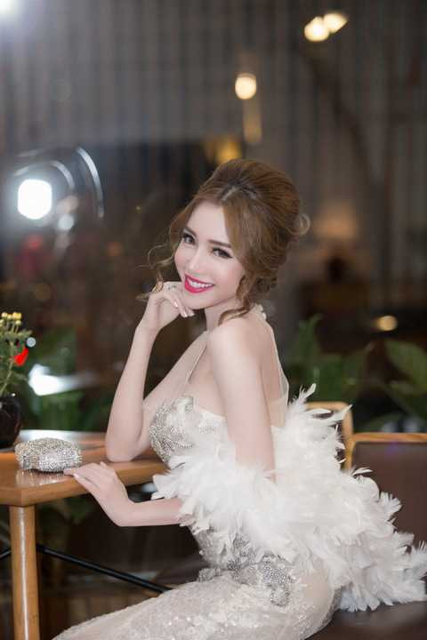 Bên cạnh đó, một chế độ ăn uống hợp lý, khoẻ mạnh được Elly áp dụng. Cô uống nhiều nước, hạn chế ăn ngọt và tinh bột, ăn nhiều rau xanh và cố gắng bổ sung nhiều protein từ thịt trắng, trứng gà, cá.