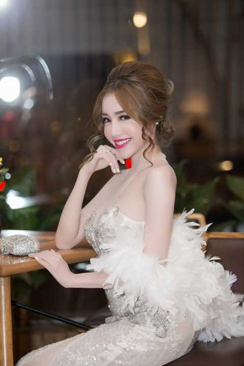 Với lối sống lành mạnh, Elly Trần sở hữu thân hình thon gọn hơn cùng một thể trạng tốt, tinh thần thoải mái.