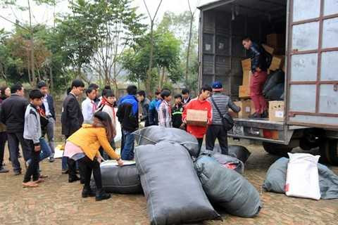 Xe vận chuyển quà tới trường tiểu học Mường Do. Xe vận chuyển quà tới trường tiểu học Mường Do.