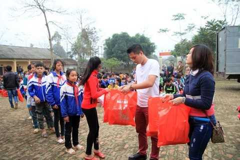 Phát quà cho các em học sinh Mường Do. Phát quà cho các em học sinh Mường Do.