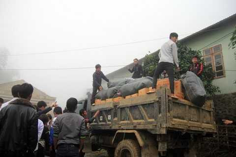 Xe vận chuyển quà đến trường tiểu học Kim Bon. Xe vận chuyển quà đến trường tiểu học Kim Bon.