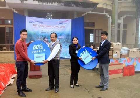 Trao đầu thu kĩ thuật số của nhà tài trợ VTC Digital cho trường tiểu học Kim Bon. Trao đầu thu kĩ thuật số của nhà tài trợ VTC Digital cho trường tiểu học Kim Bon.