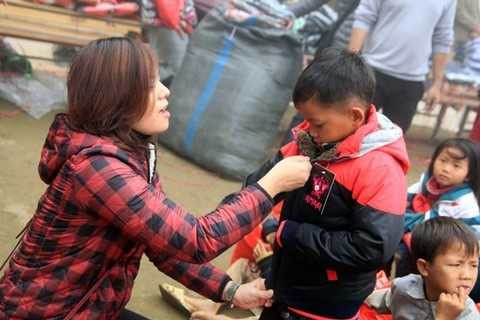 Áo ấm đến với các em ngay trước đợt rét đậm kỷ lục. Áo ấm đến với các em ngay trước đợt rét đậm kỷ lục.