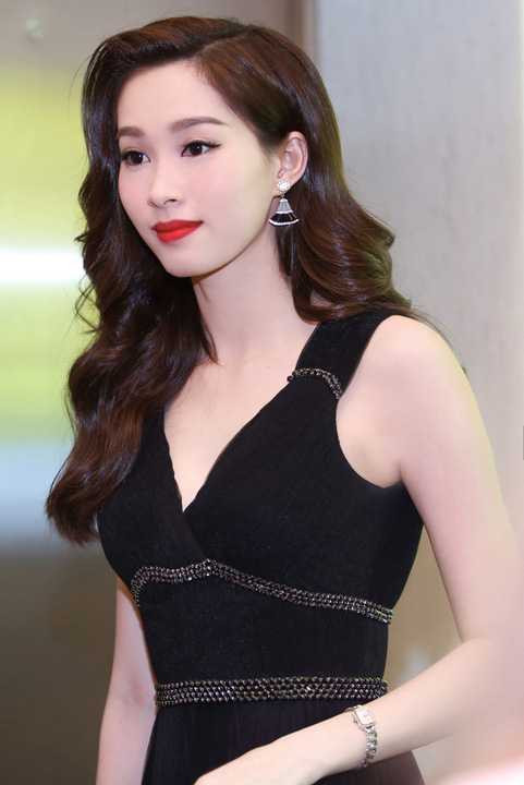 Vừa qua, Hoa hậu Đặng Thu Thảo cùng nhiều người đẹp của showbiz Việt đã tham gia một gala trao giải lớn tại Tp HCM.