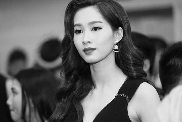 Trong sự kiện lần này, Hoa hậu Việt Nam 2012 lựa chọn chiếc đầm dáng dài đính kết đơn giản nhưng tinh tế.