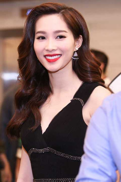 Trong suốt buổi lễ, cô chăm chú theo dõi những nội dung được thể hiện và ngoài là khách mời, Hoa hậu Việt Nam 2012 còn đảm nhận vai trò là đại diện trao giải cho một hạng mục giải thưởng trong chương trình.