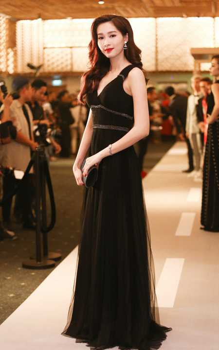 Trong suốt buổi lễ, cô chăm chú theo dõi những nội dung được thể hiện và ngoài là khách mời, Hoa hậu Việt Nam 2012 còn đảm nhận vai trò là đại diện trao giải cho một hạng mục giải thưởng trong chương trình.