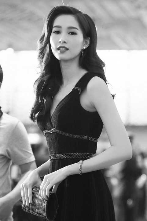 Trong suốt buổi lễ, cô chăm chú theo dõi những nội dung được thể hiện và ngoài là khách mời, Hoa hậu Việt Nam 2012 còn đảm nhận vai trò là đại diện trao giải cho một hạng mục giải thưởng trong chương trình.