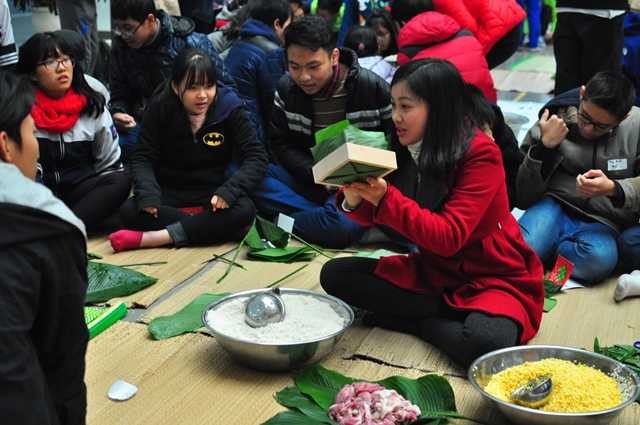 Gói bánh chưng tặng cha mẹ