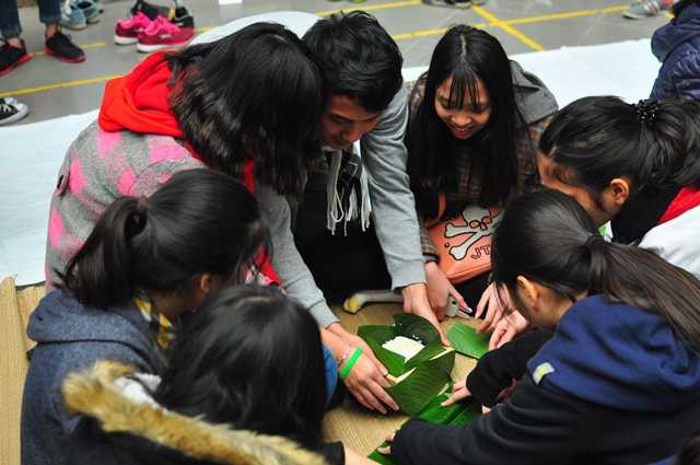 Gói bánh chưng tặng cha mẹ