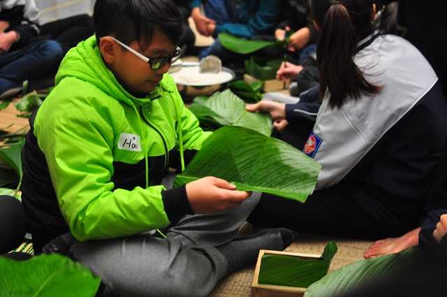 Gói bánh chưng tặng cha mẹ