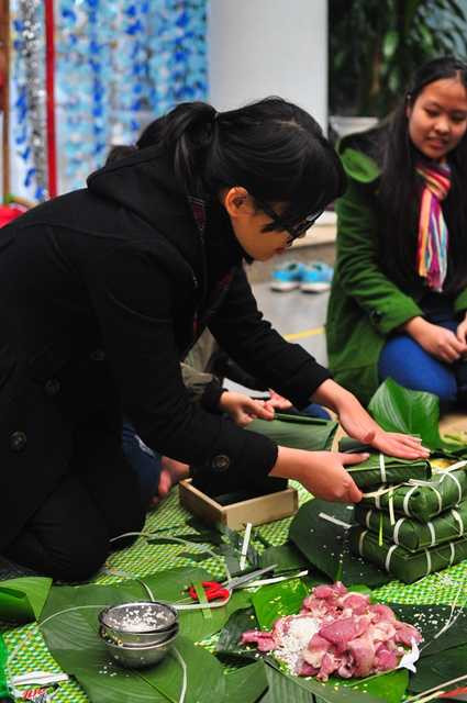 Gói bánh chưng tặng cha mẹ