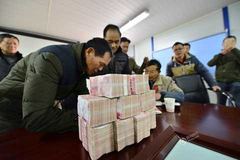 Một Công ty ở Thượng Hải, Trung Quốc xếp núi tiền tổng trị giá 1 triệu NDT (khoảng 3,3 tỷ đồng) thưởng Tết cho nhân viên Một Công ty ở Thượng Hải, Trung Quốc xếp núi tiền tổng trị giá 1 triệu NDT (khoảng 3,3 tỷ đồng) thưởng Tết cho nhân viên