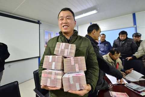 Khoảng hơn 10 nông dân đang làm việc trên nông trường của Công ty đến nhận thưởng Tết Khoảng hơn 10 nông dân đang làm việc trên nông trường của Công ty đến nhận thưởng Tết