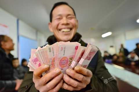 Gương mặt vui vẻ của một nông dân khi cầm 600.000 NDT thưởng Tết trên tay Gương mặt vui vẻ của một nông dân khi cầm 600.000 NDT thưởng Tết trên tay