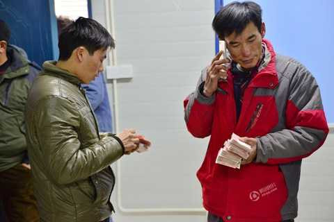 Gọi điện cho người thân sau khi nhận thưởng Tết Gọi điện cho người thân sau khi nhận thưởng Tết