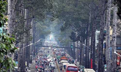 Sáng 27.1, khu vực trung tâm TP.HCM và các quận, huyện địa bàn lân cận sương mù do ảnh hưởng của không khí lạnh suy yếu từ miền Bắc