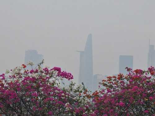 Các tòa nhà trung tâm Sài Gòn hướng nhìn từ quận 2 sang quận 1 chìm trong màn sương trắng đục