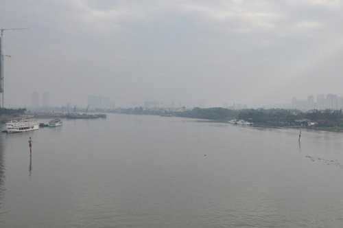 Sông Sài Gòn ẩn hiện dưới làn sương mù
