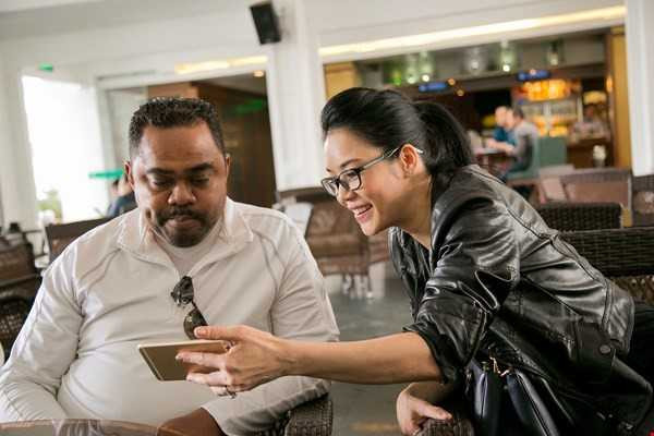 Vợ chồng Thu Phương và ông bầu Dũng Taylor trong buổi gặp gỡ phóng viên ở Hà Nội. Ảnh: Kevin Vợ chồng Thu Phương và ông bầu Dũng Taylor trong buổi gặp gỡ phóng viên ở Hà Nội. Ảnh: Kevin