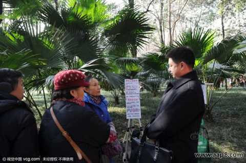 Thùng rác cũng trở thành nơi để quảng bá bản thân