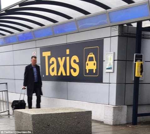 Hình ảnh lầm lũi của Van Gaal tại sân bay Hình ảnh lầm lũi của Van Gaal tại sân bay