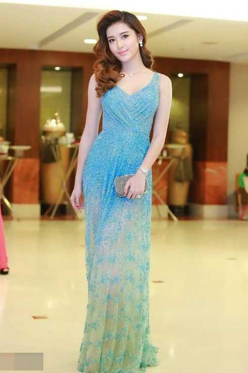 Bộ đầm xuyên thấu xanh biển giúp tôn lên làn da trắng hồng của mỹ nữ sinh năm 91.