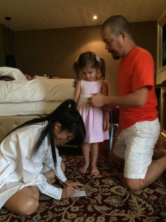 Ít ai biết NTK Đức Hùng và diva Hồng Nhung là những người bạn rất thân thiết từ thời thơ bé.