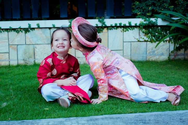 Năm nay NTK Đức Hùng sẽ làm đẹp cho cô Đẩu trong Táo quân 2016, hứa hẹn NSƯT Công Lý sẽ điệu đà, lộng lẫy nhất thiên đình ... Còn trang phục của các Táo sẽ được chương trình giữ bí mật đến phút chót.