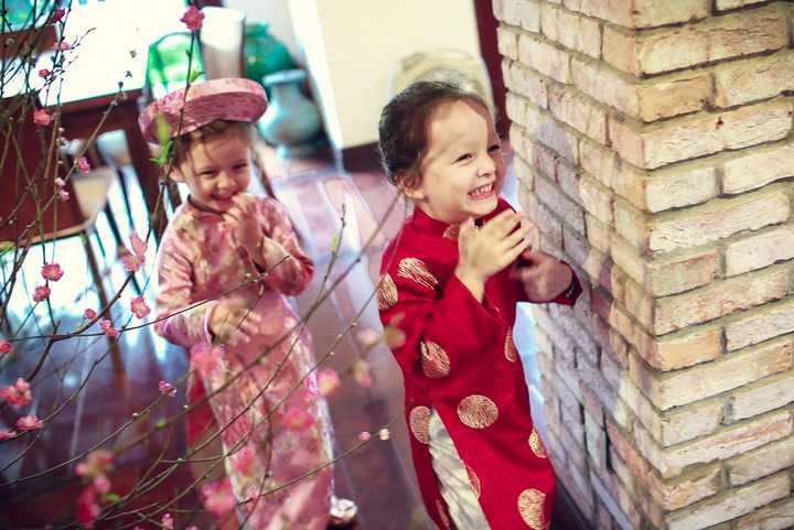 Đức Hùng và Hồng Nhung đã chuẩn bị lấy số đo và lựa chọn vải từ một cách rất tỉ mỉ. Cũng chính tay NTK Đức Hùng và diva Hồng Nhung lấy số đo cho cặp song sinh Tôm Tép.