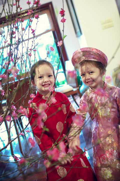 NTK Đức Hùng đã lựa chọn chất liệu truyền thống để may cho Tôm Tép, có cả khăn đóng mang dáng vẻ trang trọng. Cặp song sinh Tôm Tép tỏ ra thích thú vô cùng khi được khoắc trên người bộ áo dài Việt Nam.