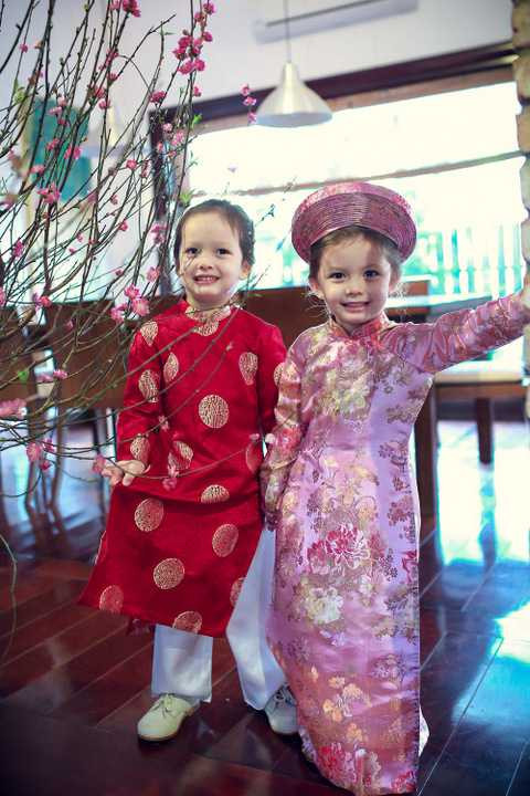 Hai con diva Hồng Nhung chạy nhảy liên tục vì phấn khích khi được diện áo dài khiến cho buổi chụp hình khá khó khăn.