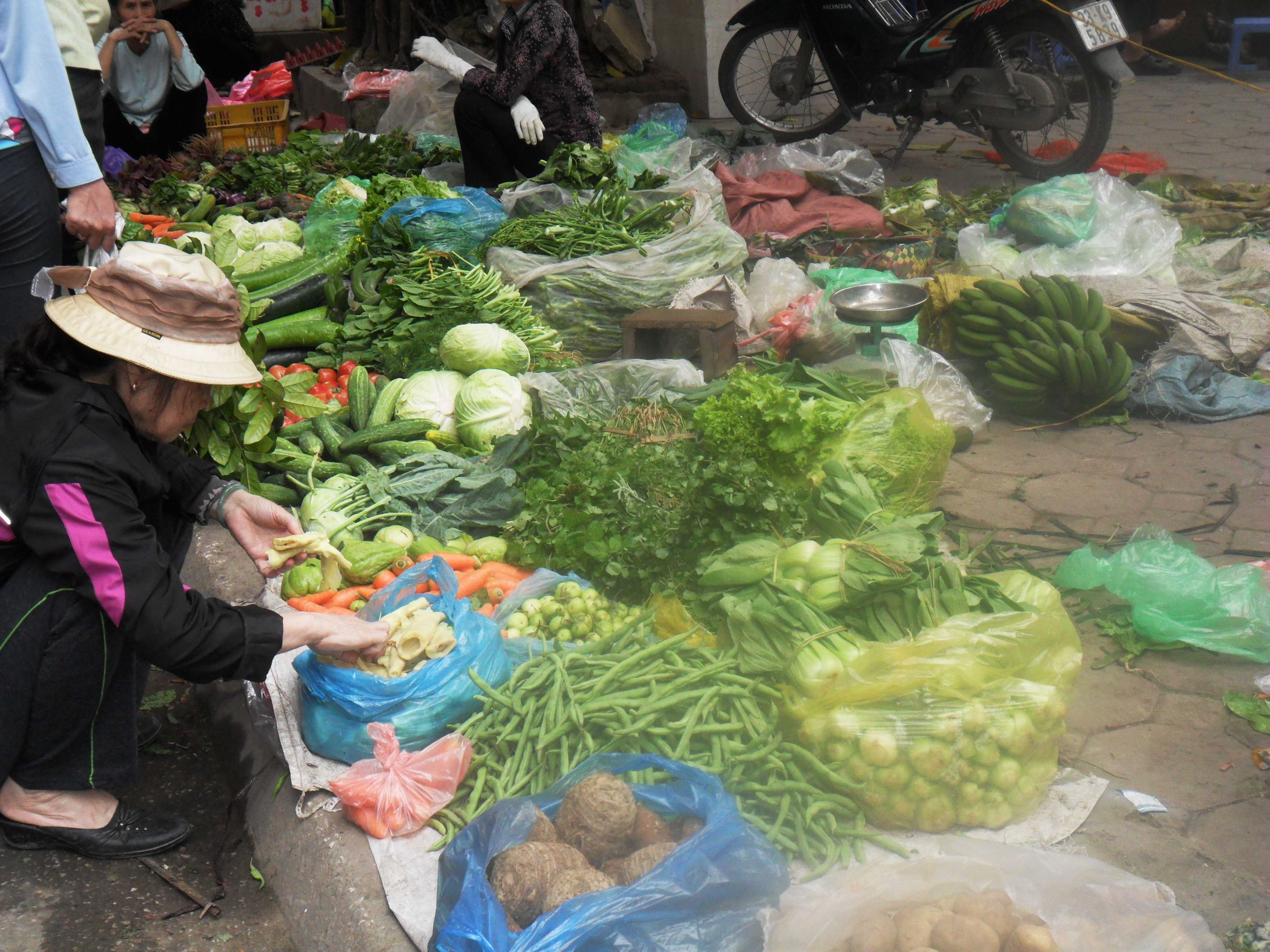'Cháy' rau xanh ngày rét: Người mua khổ, người bán 'khóc ròng'