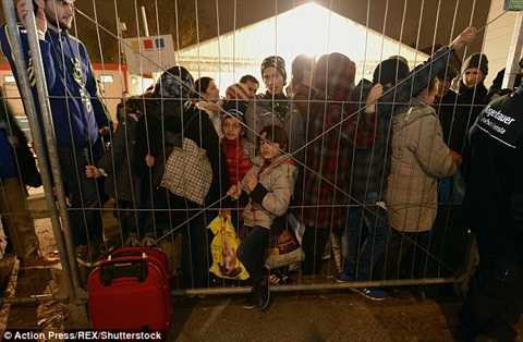 Hàng dài người chờ đợi trong thời tiết giá lạnh, trong đó có cả trẻ em Hàng dài người chờ đợi trong thời tiết giá lạnh, trong đó có cả trẻ em