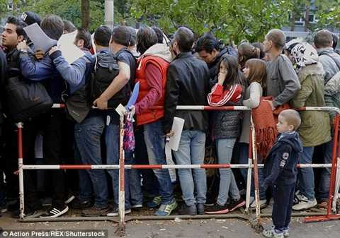 Chính phủ Đức cần nỗ lực trong việc giải quyết tình trạng hỗn loạn này. Chính phủ Đức cần nỗ lực trong việc giải quyết tình trạng hỗn loạn này.