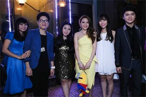 Trong một đêm nhạc cùng các học trò, 'Hoạ mi tóc nâu' xuất hiện với vẻ ngoài sành điệu tron chiếc đầm ngắn màu vàng.