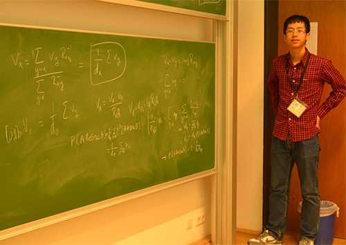 Đào Vũ Quang trình bày lời giải của một bài toán thuộc chủ đề bước đi ngẫu nhiên trong Trại hè quốc tế Toán học tại Đức. Ảnh: NVCC