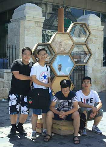  Đào Vũ Quang (ngoài cùng bên phải) cùng các thành viên của đoàn Việt Nam tham dự Hội nghị Khoa học quốc tế tại Israel. Ảnh: NVCC.