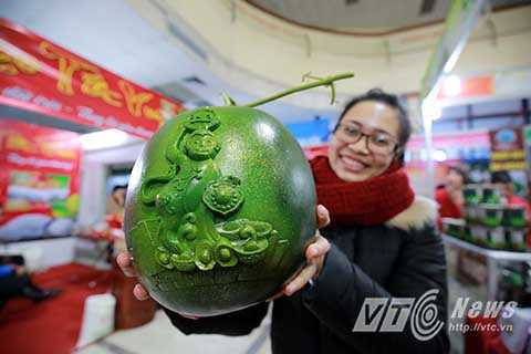 Bên cạnh rất nhiều đặc sản thú vị như xoài in chữ nổi, bưởi có hình bàn tay Phật, bưởi hồ lô… thị trường hoa quả dịp tết năm nay còn xuất hiện thêm quả dưa hấu in hình khỉ - con vật tượng trưng cho năm Bính Thân 2016. Tuy chỉ mới xuất hiện trên thị trường nhưng loại dưa hấu này đang thu hút được rất nhiều sự quan tâm của người dân dù giá khá cao, lên tới 700.000 đồng/ cặp.