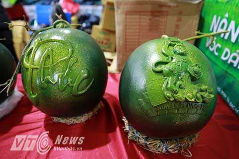 Theo một chủ hàng bán hoa quả trên đường Hoàng Quốc Việt, loại dưa in hình khỉ này không có gì khác biệt so với dưa hấu bình thường, sau khi thắp hương người dùng có thể bổ ra ăn như bình thường.